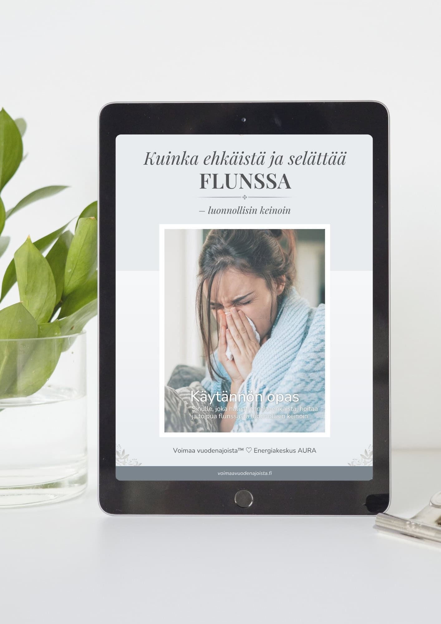 Voimaa vuodenajoista™ – Flunssaoppaan kansi tabletilla vaaleassa sisustuksessa.